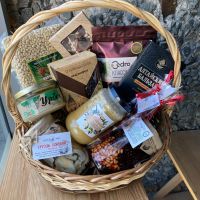 Сладкие подарки в букетах и корзинах: кому можно подарить